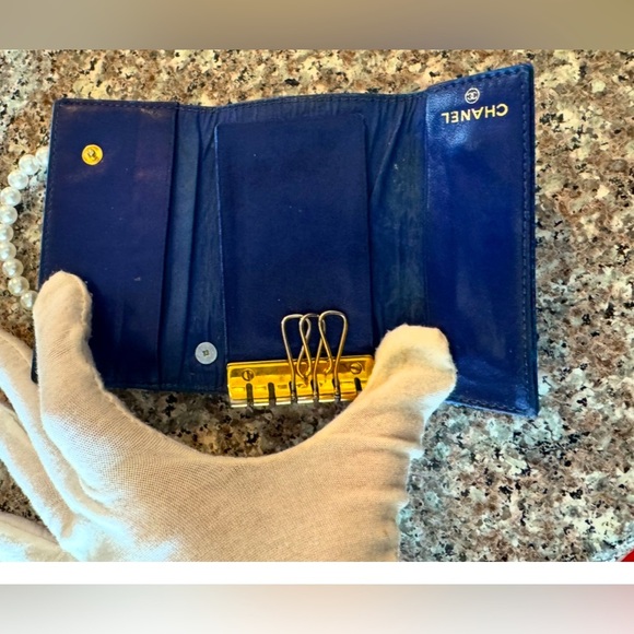 Chanel key case caviar leather with the iconic CC logo embossed on the front. - Picture 4 of 15